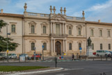 <center>Ancien Hôtel Dieu de Carpentras</center>La longue façade (130 m) à l'italienne est rythmée par 15 ouvertures au rez-de-chaussée et à l'unique étage. Elle est constituée d'une partie centrale, couronnée d'une balustrade avec six pots à feu et encadrée par deux corps simples.