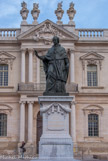 <center>Ancien Hôtel Dieu de Carpentras</center>Devant le bâtiment statue de Joseph-Dominique d'Inguimbert, en religion dom Malachie, né à Carpentras le 27 août 1683 et mort à Carpentras le 6 septembre 1757, prélat et bibliothécaire, fut évêque de Carpentras, de 1735 à 1754, et Recteur du Comtat Venaissin en 1745. Il dote  Carpentras d'une riche bibliothèque-musée. Carpentras lui doit aussi, entre autres, l'édification de ce vaste Hôtel-Dieu.