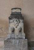 <center>Palais de Justice de Carpentras</center>Fontaine derrière le palais de justice.