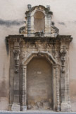 <center>Palais de Justice de Carpentras</center>Porte de l'ancien couvent des carmélites qui se trouvati à côté du palais. XVIIe. Elle se trouve aujourd'hui sur le coté du palais de justice.