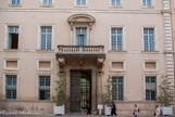 <center>Palais de Justice de Carpentras</center>De 1646 à 1648, une seconde campagne de construction est menée avec le maître-maçon de Cavaillon, Bernard Moureau, un sculpteur carpentrassien, Charles Coudray et le menuisier Nicolas Jacquin.
Le palais épiscopal devient palais de justice en 1801 après le Concordat (traité entre le Saint-Siège et l’État) qui prévoit la suppression de l’évêché de Carpentras et son transfert à Avignon.