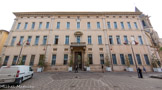 <center>Palais de Justice de Carpentras</center>Au XIVe s, il existait déjà un palais épiscopal, style forteresse médiévale. Le palais du recteur, représentant du Pape, se trouvait à Pernes car l'évêque étant seigneur de la ville, possédant les pouvoirs temporel et spirituel, le recteur ne pouvait pas s'établir à Carpentras. Mais en 1320, l'évêque Othon cède ses droits au pape et le recteur vient s'installer dans le palais. La façade actuelle est de 57 m de long sur 20 m de haut.