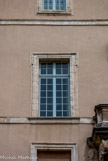 <center>Palais de Justice de Carpentras</center>L'encadrement des fenêtres, comme celui de la porte, a un décrochement à crossettes : la partie supérieure est plus large que l'inférieure.