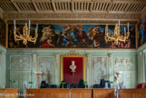 <center>Palais de Justice de Carpentras</center>Dans la salle des assises, accueillant jadis les états du Comtat Venaissin, on peut admirer un beau plafond décoré de trompe-l'oeil (il rappelle celui de l'hôtel de ville de Lyon, construit d'après les plans du même architecte, Royer de la Valfenière), de frises de toiles peintes par Romanelli au XVIIe siècle, vestiges des temps fastueux où ce monument était la résidence de l'Evêque et le temple de l'art italien, et de remarquables boiseries du 18ème siècle.