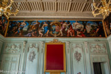 <center>Palais de Justice de Carpentras</center>A gauche, l'enlèvement des sabines ,la justice représentée par la femme avec des faisceaux liés et l'injustice allongée. Au centre, blason du roi Louis XIII avec le L, soutenu par la  trompette de la renommée. A droite, la paix avec une couronne d'olivier, et la  guerre avec le flambeau, puis une scène de violence, avec, en fond, les ruines d'un temple.