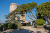 <center>Le château de Châteaurenard</center>Le seigneur Raynardus, qui donna son nom à la commune de Châteaurenard, fit construire au Xe siècle un ouvrage défensif essentiellement en bois, qui sera transformé en château de pierres au XIIe siècle par Ildefons d’Aragon, alors comte de Provence. Les tours sont par la suite surélevées pour s'adapter aux nouvelles armes de jet.