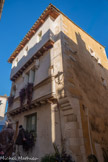 <center>Maison médiévale</center>Maison de la fin XVème siècle avec une façade à encorbellement, située dans le centre ancien. Remarquez l’étroitesse de la base de cette demeure.