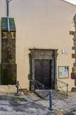 <center>L'église paroissiale Saint-Sauveur Saint-Etienne </center>Porte en serpentine, marbre vert bleu local, de style Renaissance datée de 1549.