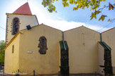 <center>L'église paroissiale Saint-Sauveur Saint-Etienne </center>A Cogolin, une première église paroissiale est attestée dès 1079 mais, en l'absence de vestiges archéologiques, on ne sait pas où ce lieu de culte se trouvait. L'édifice actuel, daté des XVème et XVIème siècles, est dédié à saint Sauveur et à saint Etienne. Ce côté nord montre les 4 travées du collatéral soutenues par 3 contreforts et couvertes par des toits à double pentes.