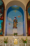 <center>L'église paroissiale Saint-Sauveur Saint-Etienne </center>Niche décorée par Alix Soubiran, 2005. Statue de la Vierge Marie, plâtre polychrome, 19e siècle.