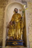 <center>L'église paroissiale Saint-Sauveur Saint-Etienne </center>Statue de Saint-Joseph et Jésus enfant, plâtre polychrome, 19e siècle