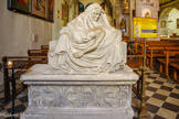 <center>L'église paroissiale Saint-Sauveur Saint-Etienne </center>Piéta, sculpture en pierres sur sarcophage à l’antique Jean-Pierre de Kock ,1983.