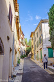 <center>Cogolin</center>La rue de la Résistance, ancienne rue Romaine, était le lieu de résidence des personnes les plus en vue de la communauté. Les artisans avaient alors un certain statut social, ils savaient généralement signer, lire et écrire et étaient qualifiés de maîtres.