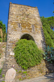 <center>La tour de l'horloge</center>Dans la 2ème moitié du XVIe siècle, une horloge a été installée au sommet de cette tour. Une personne, généralement un serrurier, était nommée et payée par la communauté pour « conduite l'orologe ».
Ce dispositif fragile fonctionnait avec un contre-poids et nécessitait des réparations régulières. Les heures étaient sonnées par une cloche datée de 1587. A la Révolution française, cette cloche a été sauvée car elle faisait partie d'un édifice civil. Ainsi, elle n'a pas été fondue pour servir de canon à la République. Elle se trouve aujourd'hui dans le clocher de l'église paroissiale. Sa dédicace latine « Sancta Maria ora pro nobis », signifie « Sainte Marie priez pour nous ».
Dès 1911, le conseil municipal envisagea l'achat d'une nouvelle horloge qui fut installée sur le fronton de l'hôtel de ville en 1930.