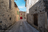 <center>Meysse</center>Les ruelles de Meysse. La première mention du territoire de Meysse (fin du 7e siècle) apparait dans un recueil d’actes de donations, la Charta vertus. Il est alors appelé Mixano et fait partie du diocèse de Viviers. Vers 1020, un certain Géraldus y fait construire une église. Elle est donnée peu de temps après à l’abbaye de Cluny qui y installe un prieuré. Suite à ce don, les chanoines de Viviers revendiquent l’église qui a été bâtie sur leur propriété et obtiennent gain de cause. En compensation de la perte de cette église, Géraldus fait don de celle toute proche de Saint-Vincent-de-Barrès à Cluny. À la fin du 11e siècle, l’église de Meysse est remise par l’évêque à l’abbaye de Cruas qui y fonde un prieuré bénédictin (conservé par elle jusqu’au 18e siècle).