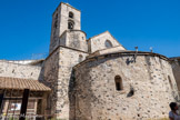 <center>Meysse</center>Chevet de l'église. L’édifice est inséré dans un réseau de ruelles et de passages couverts très étroits. Les réaménagements extérieurs ont permis la mise en valeur du chevet et de la façade principale. Le premier est dominé par un clocher qui compte trois niveaux : la chapelle haute avec son abside semi-circulaire orientée à l’est, et deux étages carrés dont seul le premier est roman. Au XIe siècle, un clocher carré est édifié et comprend dans sa partie basse une petite chapelle.