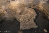 <center>Meysse</center>La cuve baptismale octogonale se trouve en-dessous du niveau du sol actuel. Elle est terminée par un appendice en queue d’aronde (probablement pour supporter un escalier d’accès à la cuve). Le baptême est le sacrement qui permet l’entrée du fidèle dans la communauté chrétienne. Jusqu’au 8e siècle, il ne concerne que les adultes et se pratique par immersion ; ce qui implique la construction de baptistères comprenant une cuve baptismale ou « piscine ».
Le baptême par aspersion, qui ne nécessite plus de cuve mais des fonts baptismaux, s’impose progressivement à partir du 8e siècle. L’utilisation des baptistères perdure cependant encore sur une longue période dans le sud de la France : celui de Meysse semble être utilisé jusqu’à l’An Mille environ.