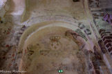 <center>Meysse</center>Peintures au-dessus de l'entrée sud. Un ensemble de motifs végétaux ainsi que trois demi-fleurs de lys surmontées d’une couronne décorent le bas-côté sud