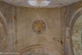 <center>Meysse</center>La colombe de l’Esprit Saint, entourée de motifs floraux, orne la voûte de la nef.