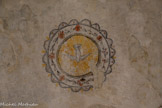 <center>Meysse</center>La colombe de l’Esprit Saint, entourée de motifs floraux, orne la voûte de la nef.