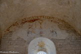 <center>Meysse</center>Au-dessus du portail occidental, une peinture de la seconde moitié du 17e siècle fait référence à la confrérie des pénitents du Saint- Sacrement. Elle représente une cérémonie : deux personnages encapuchonnés se tiennent de part et d’autre d’un autel sur lequel repose un ostensoir* et un cierge (b). Au-dessus, le nom de leur confrérie apparait partiellement : « SOCIETAS AUGUSTISIMI SACRAMENTI » (Société du très Saint-Sacrement).