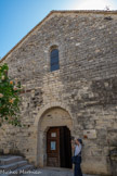 <center>Meysse</center>Côté parvis, un portail roman très simple (le tympan a été détruit) est surmonté par une baie. De nombreuses traces de reprises dans la maçonnerie sont visibles. Le bâtiment est couvert de lauzes de calcaire.