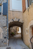 <center>Meysse</center>Les ruelles de Meysse sous voûtes.