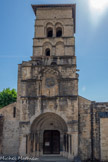 <center>Abbatiale Sainte-Marie de Cruas</center>L'abbatiale de Cruas est un édifice de style romano-lombard, sauf dans sa partie ouest où est situé le clocher-porche qui lui, emprunte aux courants artistiques venus du Velay et du Viennois. Le clocher est carré, de style roman, à trois étages en retrait et marqués par des cordons moulurés.