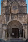 <center>Abbatiale Sainte-Marie de Cruas</center>Le portail en plein cintre devait être précédé d’un porche (achevé ou seulement projeté) dont on peut voir les amorces des arcs latéraux. Il présente trois voussures reposant sur des colonnettes coiffées de chapiteaux à feuilles  lisses et recoubéesr. Au-dessus du porche, une fenêtre surmontée d'une archivolte à lobes a été en partie murée au XVe siècle. On y trouve un oculus de style flamboyant.