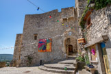 <center>Le site médiéval</center>Tout en haut de la rue de la Môthe, le rempart Nord date en grande partie du XIVe siècle et se trouve dans un état de conservation assez exceptionnel. Au-dessus de l’accès fortifié, une bretèche protège l’aplomb de la fortification, tout comme le chemin de ronde qui, à l’origine faisait le tour de l’enceinte.