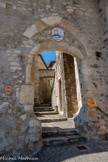 <center>Le site médiéval</center>Porte fortifiée nord. Elle présente une succession de deux voûtes : la première, en haut, est une voûte en arc brisé datant de la construction du rempart ; la seconde, en « anse de panier » est un ajout de la fin du Moyen-Âge, ayant permis de rabaisser le niveau de la porte qui, avec l’eau s’est sur-creusé de façon beaucoup trop importante.