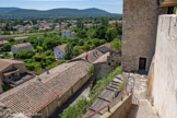 <center>Le site médiéval</center>A droite, le bas de la tour d'où partent les remparts du village.