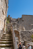 <center>Le site médiéval</center>La porte vue de l'intérieur. En haut, un morceau du chemin de ronde.