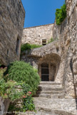 <center>Le site médiéval</center>A l’intérieur des remparts, on peut découvrir l’authenticité de ce village médiéval qui, avec ses nombreuses maisons (datant pour la plupart des XIVe et XVe siècles avec des remaniements effectués durant les deux siècles suivants), se présente comme un témoin très bien conservé des villages d’antan.