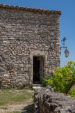 <center>Le site médiéval</center>La maison de la sorcière. Cette construction est ainsi dénommée car au début du XXe siècle elle était habitée par une diseuse de bonne aventure que les gens du village avaient pris pour habitude de surnommer « la sorcière ». Une des parties est du XIIe siècle, c’est-à-dire que cette bâtisse est une des premières à avoir été construite en contrebas de la chapelle romane.
La pièce de droite présente au niveau des portes des linteaux en accolade (signe de bienvenue utilisé dès le XVe siècle sur le site de Cruas)
