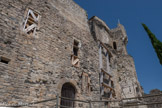 <center>Château des Moines.</center>Le logis abbatial. Au début du XV siècle, on effectue certaines modifications au château, notamment au niveau des ouvertures (on remplace les fenêtres en arc brisé par des fenêtres rectangulaires munies de traverses horizontales).