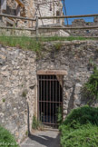 <center>Château des Moines.</center>Aujourd’hui, la seule construction encore visible de la basse-cour est la citerne.