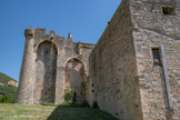 <center>Château des Moines.</center>La chapelle, en face, et le logis abbatial, à droite. C’est au XIIIe siècle que la chapelle a été rehaussée une première fois. Les moines pensent déjà à faire de cette construction religieuse, une véritable place forte, même si le but défensif n’est pas l’unique motivation des moines (les lieux deviennent habitables).
Au cours du XIVe siècle, une seconde transformation intervient au niveau de la chapelle fortifiée, qui recevra son caractère définitif de chapelle-donjon. On va élever trois tours pleines et couronner le tout d’un chemin de ronde avec créneaux et arbalétrières cruciformes, sans oublier les arcs en tiers-point jetés entre chaque tour ou contrefort (comme au Palais des Papes à Avignon, contemporain du château des moines de Cruas), afin de défendre l’aplomb de la chapelle-donjon.
Perpendiculaire à la chapelle, sera bâti à la même époque le logis qui servira de résidence aux moines.