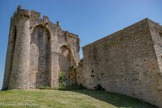 <center>Château des Moines.</center>La chapelle, en face, et le logis abbatial, à droite, abritant un vestibule, la chambre de l’abbé ainsi que le dortoir des moines disposé au premier niveau..