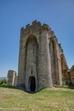 <center>Château des Moines.</center>Avec la multiplication des inondations dues au ruisseau Crûle situé au Nord de l’Abbatiale, les moines se décident à construire, dès le XIe siècle, sur les hauteurs, une petite chapelle servant de lieu de culte « secondaire ». Cette structure sera remplacée au XIIe siècle par une chapelle plus importante, à laquelle sera ajoutée à la fin du XIIe un bâtiment supportant un clocher.