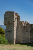 <center>Château des Moines.</center>La tour logis d'angle. Au XVe siècle, les remparts prennent leur aspect définitif avec des remaniements au Nord et à l’Ouest, où l’on ferme l’angle rentrant, pour avoir un espace plus important, ce qui affaiblit la défense. Pour rectifier en partie cette « erreur », une tour d’angle (Nord-Ouest) sera construite.