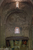 <center>Château des Moines.</center>L'abside voûtée en cul- de-four, décorée d’une arcature aveugle.