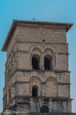 <center>Abbatiale Sainte-Marie de Cruas</center>Le clocher comporte trois étages romans bâtis légèrement en retrait et marqués par des cordons moulurés :
La base, soulignée par un cordon de billettes est contemporaine de la travée d’entrée,
Les deux étages supérieurs datent du XIVe siècle et sont pourvus de baies jumelées sur chaque face, aveugles dans le premier, ajourées dans le second. Ces dernières, flanquées de colonnettes aux chapiteaux ornés de feuilles lisses, sont surmontées d’une archivolte garnie de billettes formant cordon sur les quatre faces
Le dernier niveau quant à lui est une reconstruction grossière du XIXe siècle