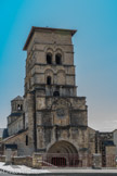 <center>Abbatiale Sainte-Marie de Cruas</center>A gauche, une borne romaine milliaire. L’Abbatiale de Cruas telle que nous la connaissons aujourd’hui a été exposée dès sa construction aux crues. De ce fait, lorsque nous regardons cette merveille, elle semble quelque peu disparaître sous la RD 86 car les apports successifs d’alluvions ont entraînés une augmentation du niveau des sols tant à l’intérieur qu’à l’extérieur du monument.
