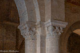 <center>Abbatiale Sainte-Marie de Cruas</center>Chapiteau antiquisant. Cette partie de l’église est particulière, car ses chapiteaux sont les seuls à avoir été sculptés par des sculpteurs professionnels et à présenter un vrai décor antiquisant (ces chapiteaux sont en calcaire gris de Beaucaire).