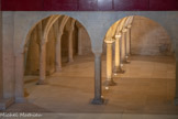 <center>Abbatiale Sainte-Marie de Cruas</center>La tribune monastique. Tout est d’origine (du XIIème siècle) : la tribune avec ses voûtes, ses colonnettes et ses chapiteaux, n’a subi aucune restauration. C’est probablement l’élément architectural le plus exceptionnel de l’abbatiale. Elle sépare l’espace assigné aux moines, qui priaient au niveau supérieur, de celui réservé aux fidèles et aux pèlerins, au niveau inférieur. Ce petit chef-d’œuvre a été préservé par les moines lors des inondations successives, grâce à l’édification d’un mur de refend tout autour de la structure. Ainsi pendant des siècles on a pensé qu’il s’agissait d’une seconde crypte, servant de dernière demeure aux moines.
En 1983, lorsque la tribune a été dégagée de son carcan de pierres et de boue, elle était dans un état de conservation exceptionn