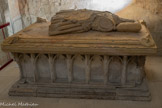 <center>Abbatiale Sainte-Marie de Cruas</center>Le gisant. C’est un cénotaphe car il n'y pas de corps à l'intérieCe gisant est celui d’Adhémar VI de Poitiers-Valentinois, seigneur de Baix, et mécène de l’abbaye de Cruas. Cette sculpture évoque les donations vitales de ses bienfaiteurs envers une abbaye. Au cours des périodes trouble des Guerres de Religion et de la Révolution, l’on a martyrisé la malheureuse sculpture : la tête, les bras et les pieds ont été martelés. Les pieds ont été retrouvés au XXème siècle et restaurés (ils n’ont pas encore été repositionnés sur le corps du gisant). L’abbaye de Cruas était seigneurie et jouissait de privilèges féodaux : milice, serfs, impôts, justice. L’abbé administrait ses propres terres, le seigneur de la région n'était que protecteur et bienfaiteur. Dans la région, les deux grandes familles de la noblesse étaient les comtes de Valentinois (Valence) et les seigneurs Adhémar de Monteil (Montélimar).