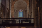 <center>Abbatiale Sainte-Marie de Cruas</center>L'église haute. Le vitrail du choeur.