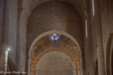 <center>Abbatiale Sainte-Marie de Cruas</center>Oculus du choeur et deux trompes de la coupole.