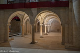<center>Abbatiale Sainte-Marie de Cruas</center>Les voûtes qui supportent la tribune sont portées par des colonnes arborant des chapiteaux diversement décorés. Ils ont été réalisés à la même époque, mais ne sont cependant pas le travail du même tailleur de pierre.
Les différences dans les exécutions montrent que c’est l’œuvre de plusieurs mains ; peut-être celles du maître et de ses apprentis. Elle est composée de deux vaisseaux parallèles séparés par une file médiane de quatre colonnettes monolithes (la première étant un remploi en marbre antique), divisés chacun en quatre petites travées carrées voûtées d’ogives construites en pierre de Cruas.
Aucun chapiteau ne ressemble à l’autre, les décors étant très hétéroclites. Les treize chapiteaux sculptés reproduisent au XIIe siècle des motifs des siècles précédents : volutes, spires, entrelacs...